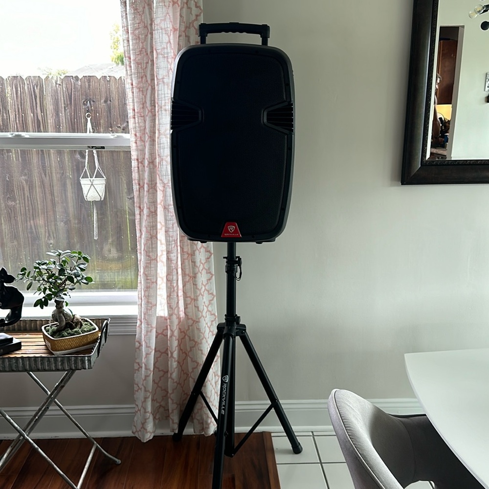 ROCKVILLE SPEAKER WITH TWO MICROPHONE AND PEDESTAL.